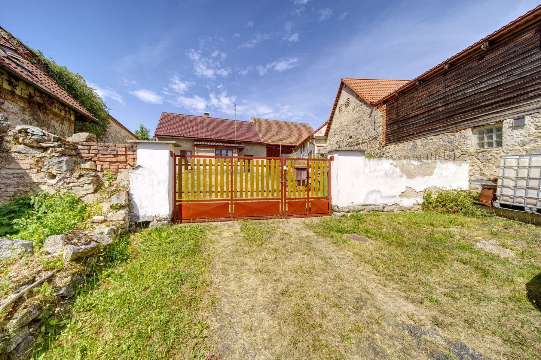 Prodej domu 2.032 m², pozemek 5.365 m², Nezdřev, Plzeňský kraj Prodej domu 2.032 m², pozemek 5.365 m², Nezdřev, Plzeňský kraj