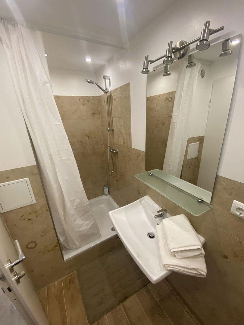 Pronájem bytu 1+1 30 m², Schinkelstr. 36 a, Düsseldorf, Severní Porýní-Vestfálsko Pronájem bytu 1+1 30 m², Schinkelstr. 36 a, Düsseldorf, Severní Porýní-Vestfálsko