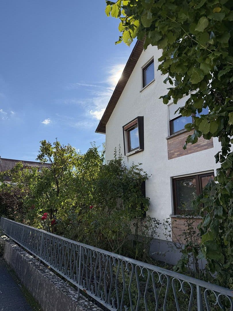 Prodej domu 265 m², pozemek 692 m², Goethestraße 41, Hirschberg an der Bergstraße, Bádensko-Württembersko Prodej domu 265 m², pozemek 692 m², Goethestraße 41, Hirschberg an der Bergstraße, Bádensko-Württembersko