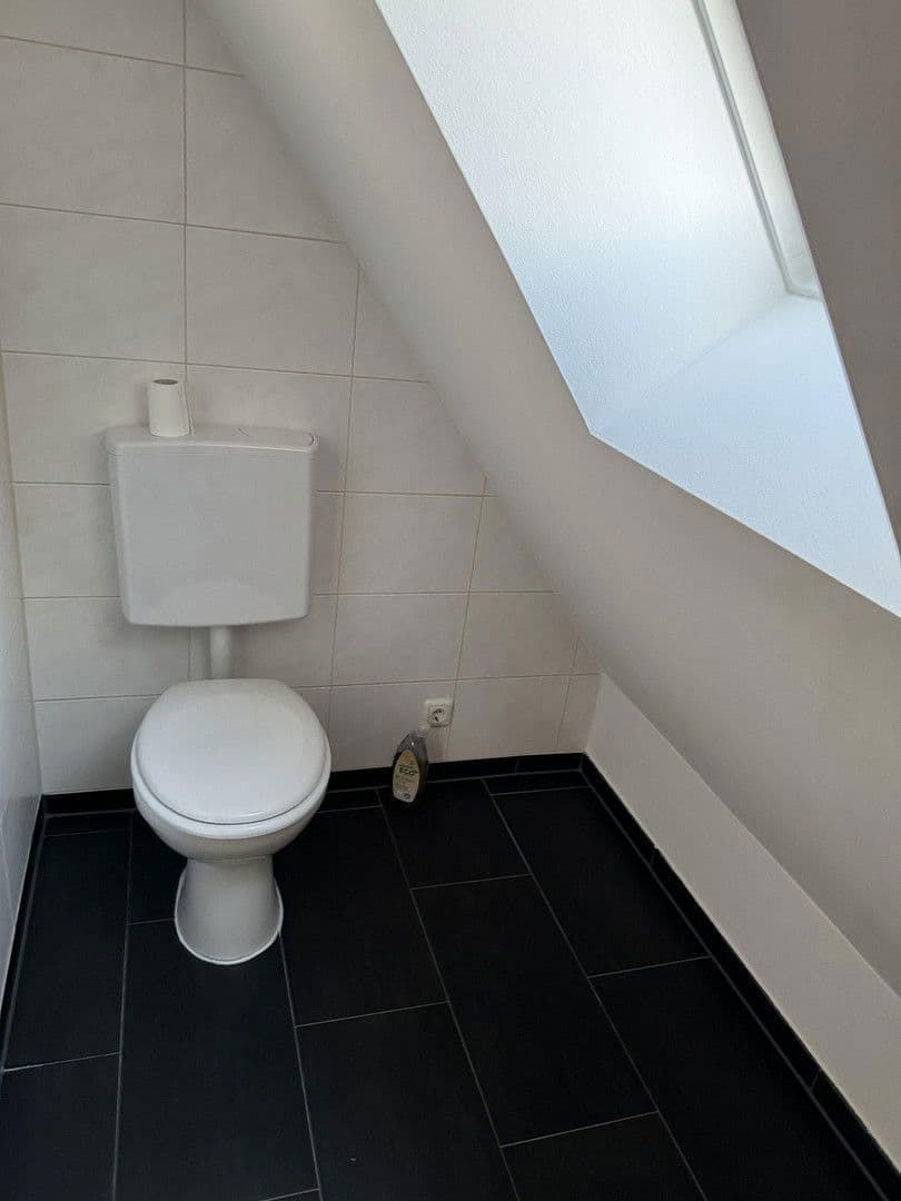 Pronájem domu 102 m², pozemek 98 m², Kuttlerstr. 15, Erlangen, Bavorsko Pronájem domu 102 m², pozemek 98 m², Kuttlerstr. 15, Erlangen, Bavorsko