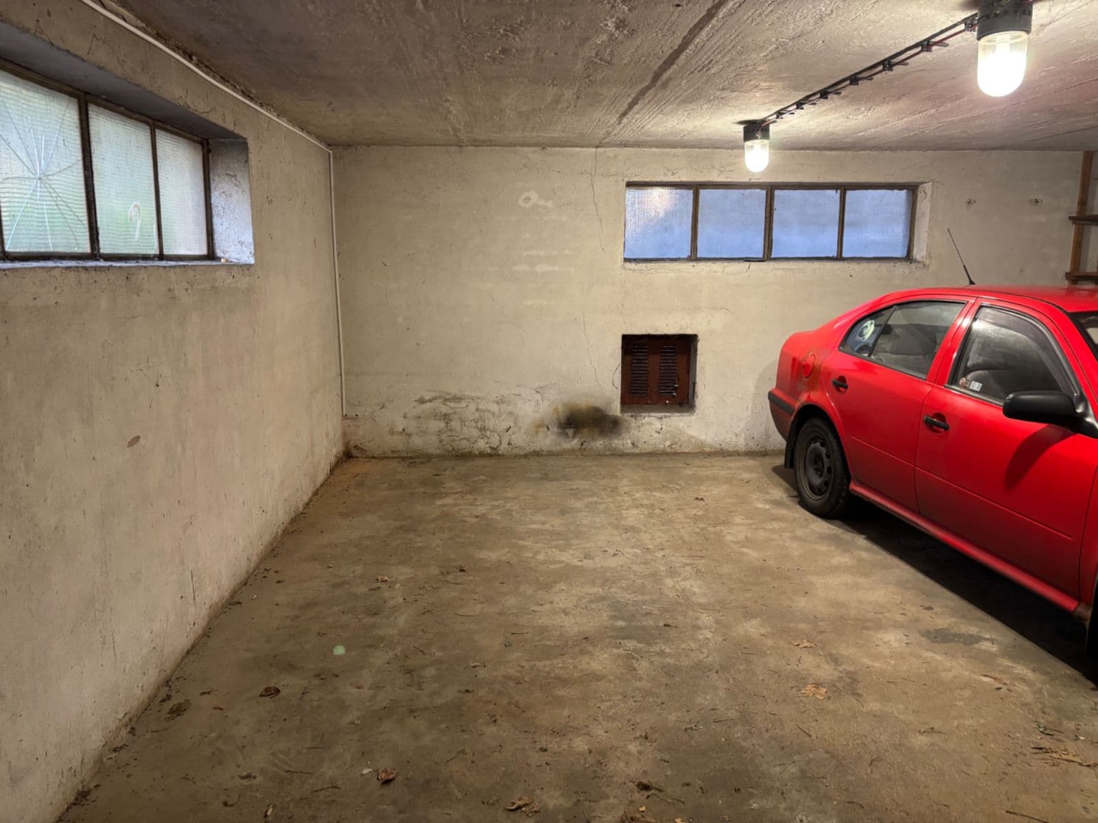Pronájem garáže 18 m², Valčíkova, Pardubice, Pardubický kraj Pronájem garáže 18 m², Valčíkova, Pardubice, Pardubický kraj
