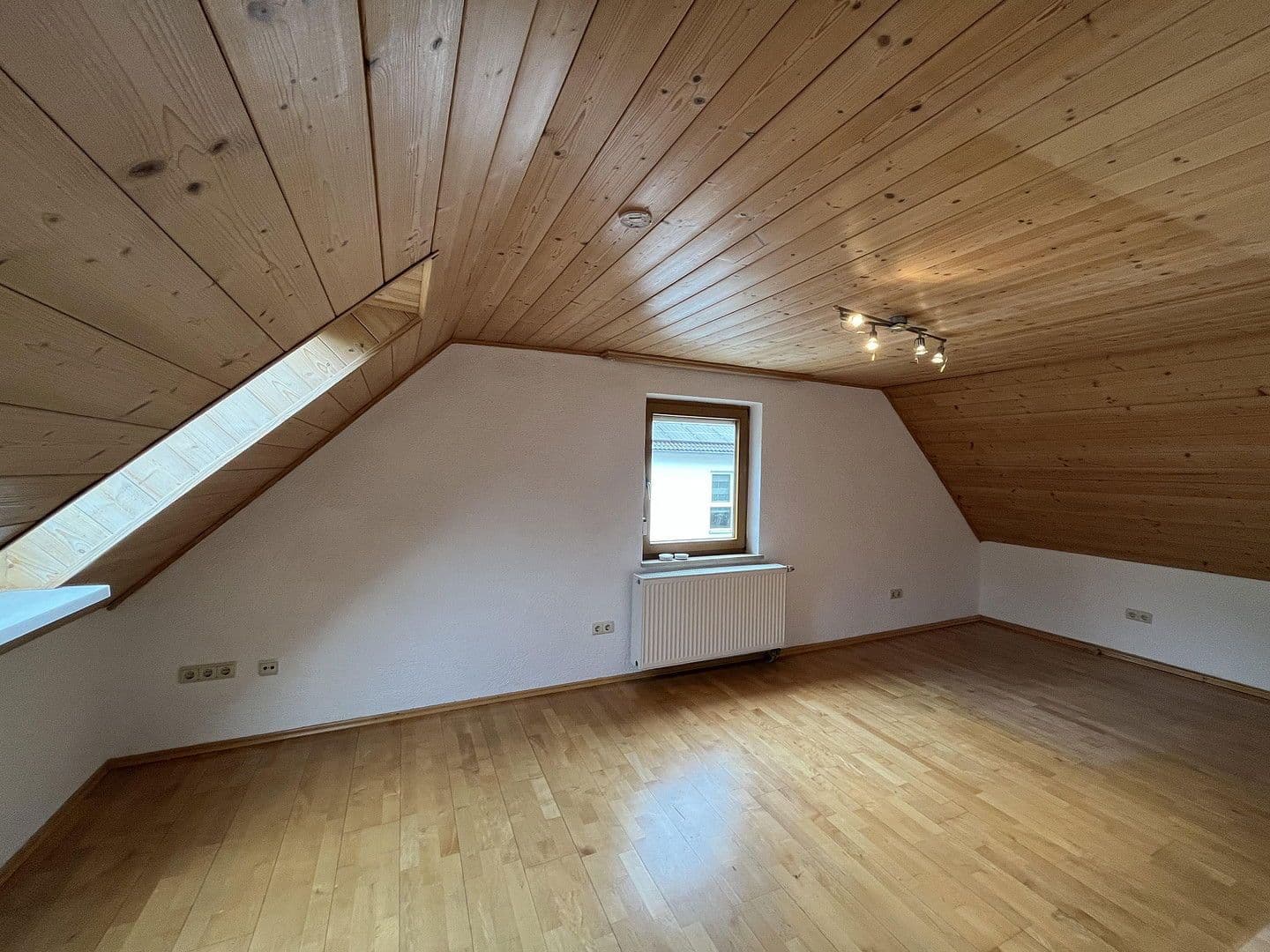 Prodej domu 160 m², pozemek 771 m², Bergmannstraße 16, Au in der Hallertau, Bavorsko Prodej domu 160 m², pozemek 771 m², Bergmannstraße 16, Au in der Hallertau, Bavorsko