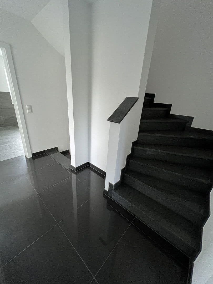 Prodej domu 178 m², pozemek 265 m², Vettelhovener Strasse 124 A, Grafschaft, Porýní-Falc Prodej domu 178 m², pozemek 265 m², Vettelhovener Strasse 124 A, Grafschaft, Porýní-Falc