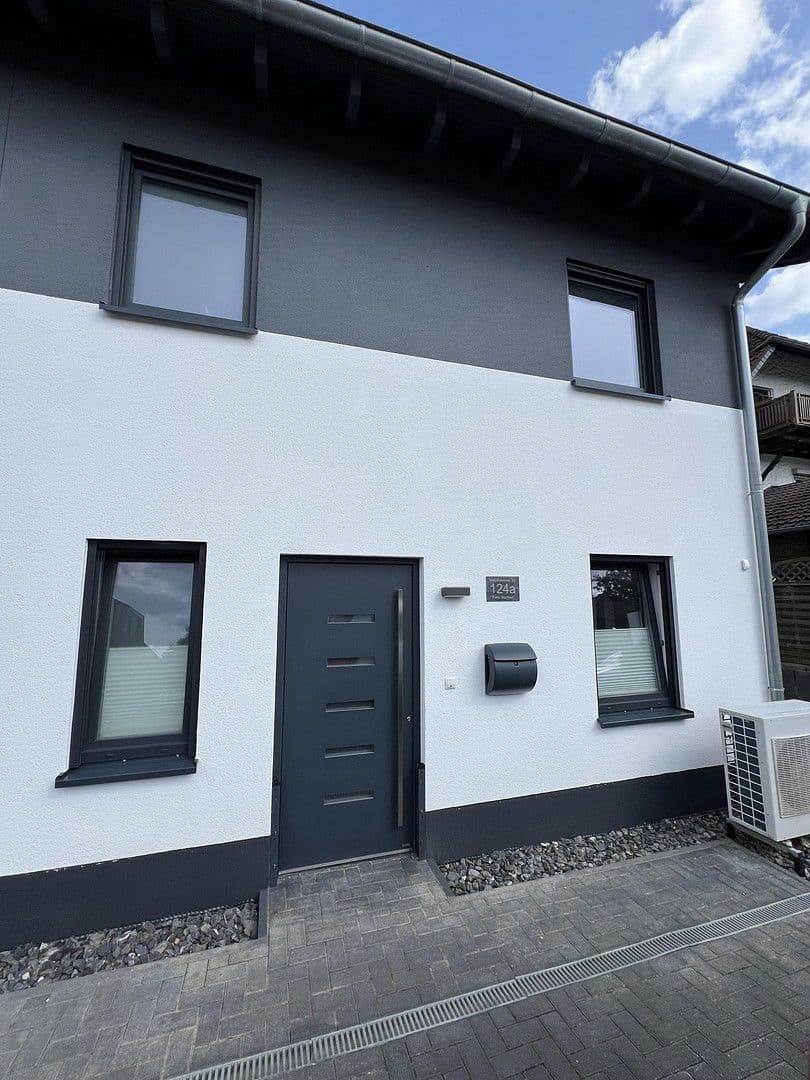 Prodej domu 178 m², pozemek 265 m², Vettelhovener Strasse 124 A, Grafschaft, Porýní-Falc Prodej domu 178 m², pozemek 265 m², Vettelhovener Strasse 124 A, Grafschaft, Porýní-Falc