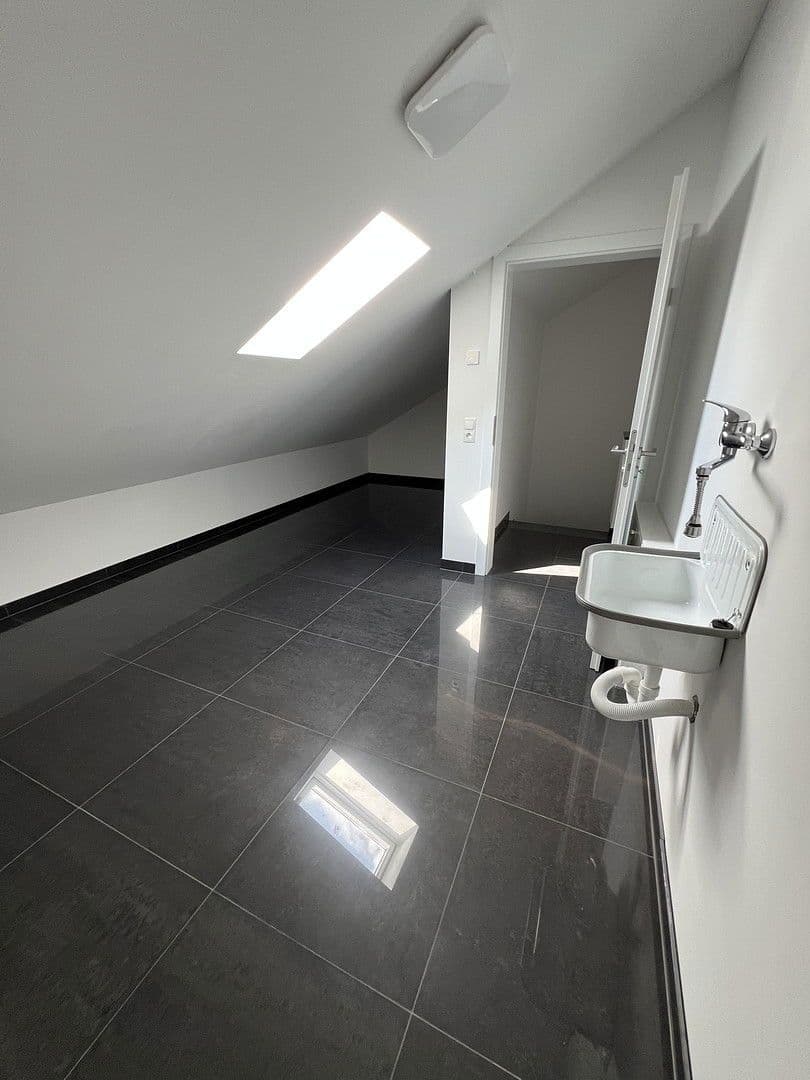 Prodej domu 178 m², pozemek 265 m², Vettelhovener Strasse 124 A, Grafschaft, Porýní-Falc Prodej domu 178 m², pozemek 265 m², Vettelhovener Strasse 124 A, Grafschaft, Porýní-Falc