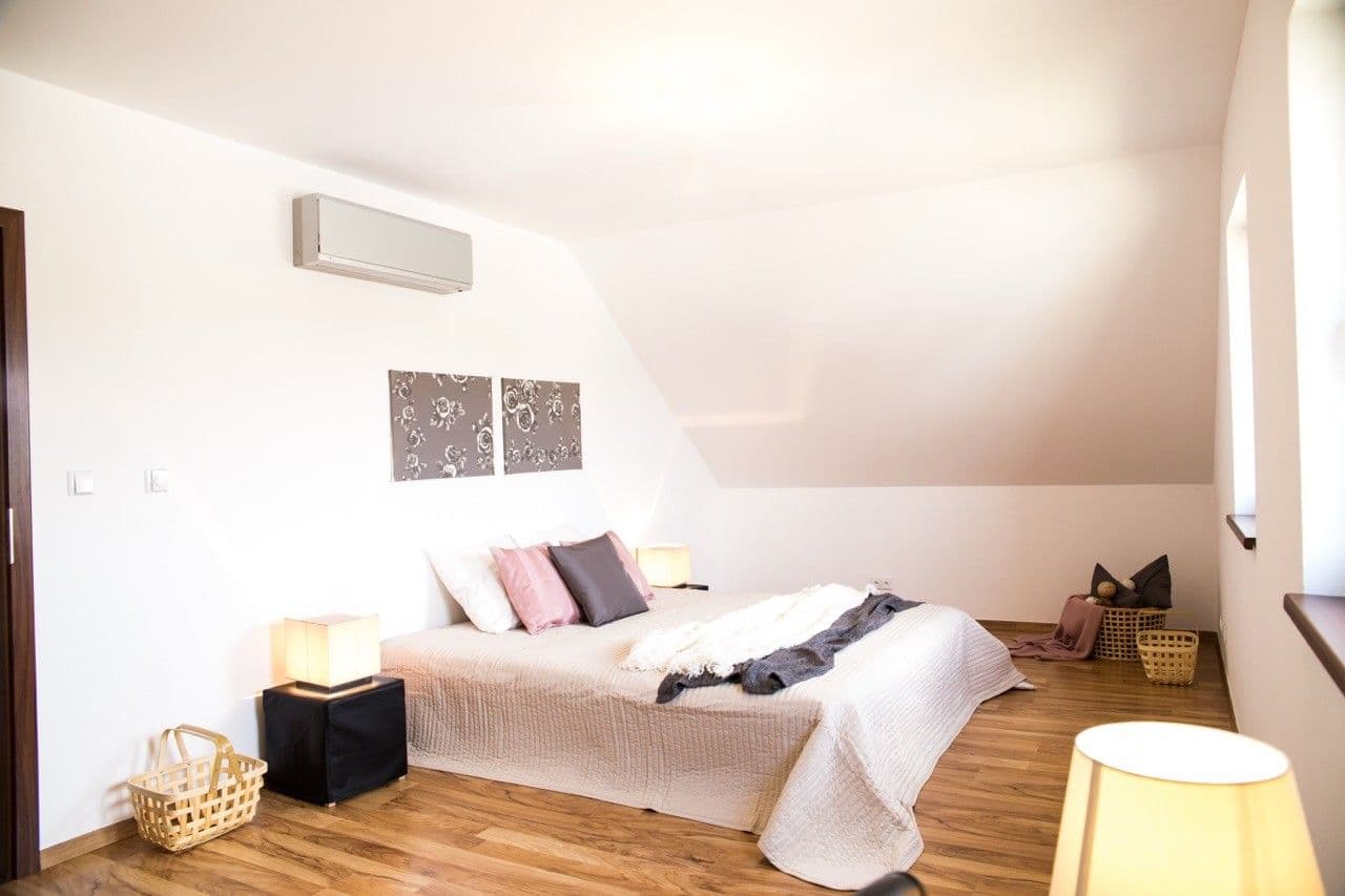 Pronájem domu 180 m², pozemek 439 m², Nad Rybníkem, Unhošť, Středočeský kraj Pronájem domu 180 m², pozemek 439 m², Nad Rybníkem, Unhošť, Středočeský kraj