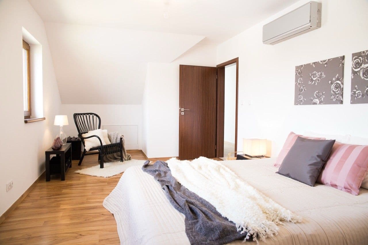 Pronájem domu 180 m², pozemek 439 m², Nad Rybníkem, Unhošť, Středočeský kraj Pronájem domu 180 m², pozemek 439 m², Nad Rybníkem, Unhošť, Středočeský kraj