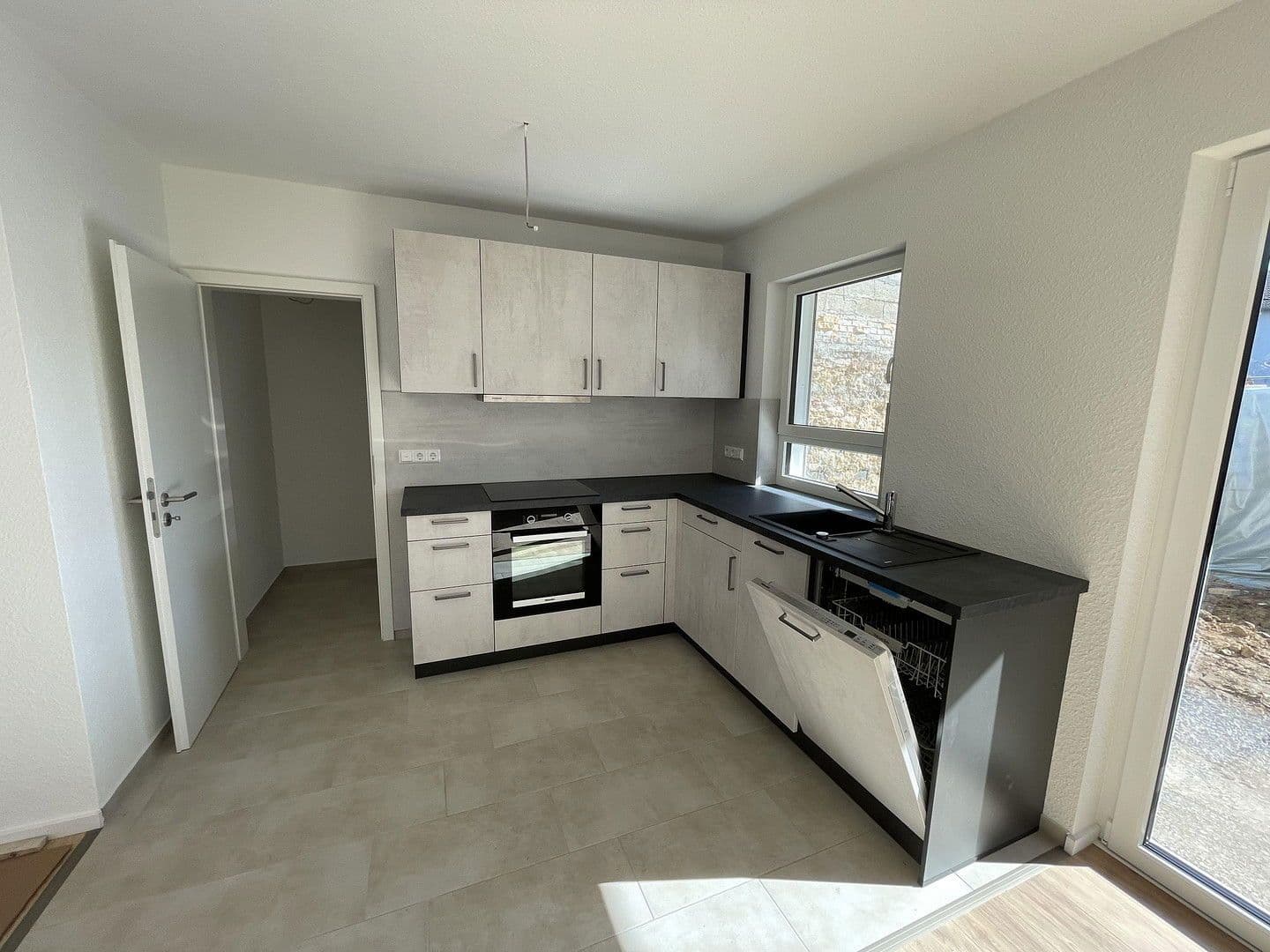 Pronájem bytu 3+1 90 m², Wiesenbach, Bádensko-Württembersko Pronájem bytu 3+1 90 m², Wiesenbach, Bádensko-Württembersko