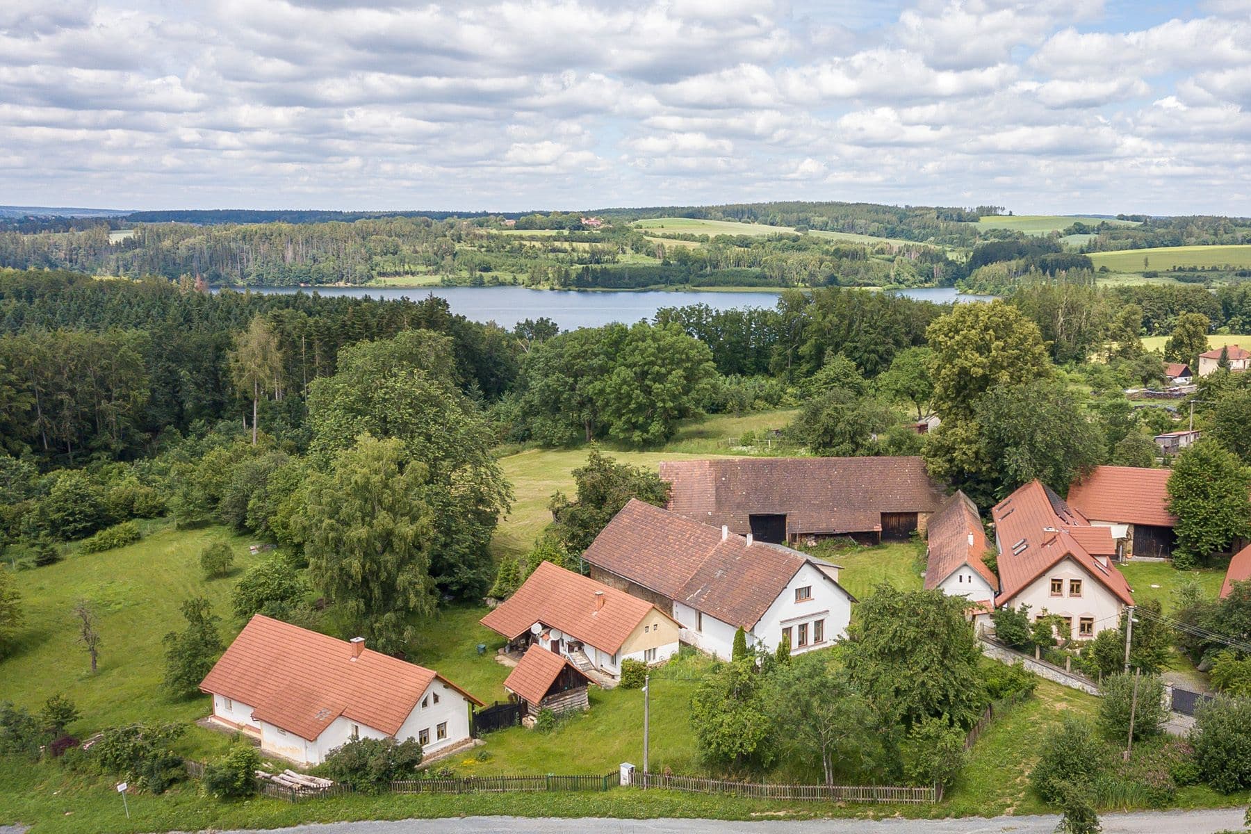 Prodej domu 147 m², pozemek 6.131 m², Dolní Kralovice, Středočeský kraj Prodej domu 147 m², pozemek 6.131 m², Dolní Kralovice, Středočeský kraj