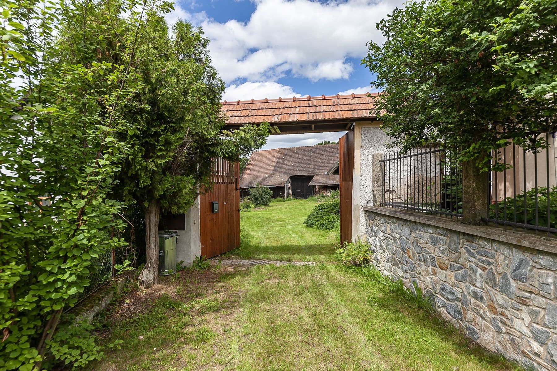 Prodej domu 147 m², pozemek 6.131 m², Dolní Kralovice, Středočeský kraj Prodej domu 147 m², pozemek 6.131 m², Dolní Kralovice, Středočeský kraj