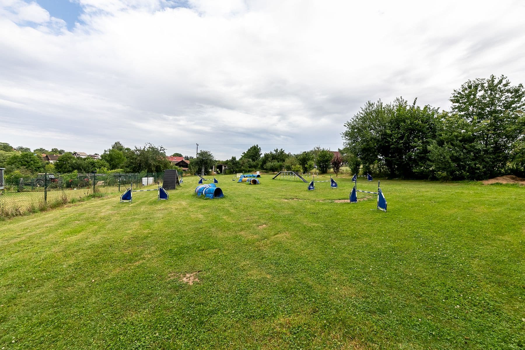 Prodej pozemku 1.800 m², Podveky, Středočeský kraj Prodej pozemku 1.800 m², Podveky, Středočeský kraj