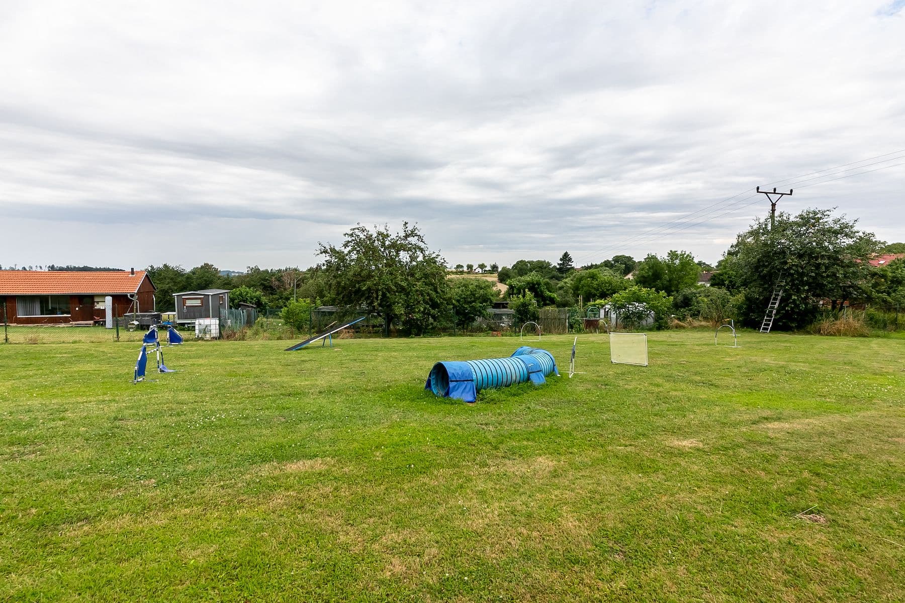 Prodej pozemku 1.800 m², Podveky, Středočeský kraj Prodej pozemku 1.800 m², Podveky, Středočeský kraj