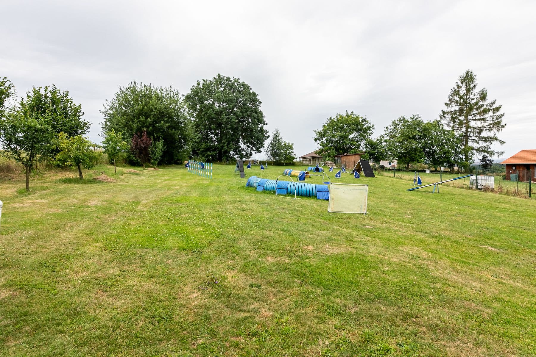 Prodej pozemku 1.800 m², Podveky, Středočeský kraj Prodej pozemku 1.800 m², Podveky, Středočeský kraj