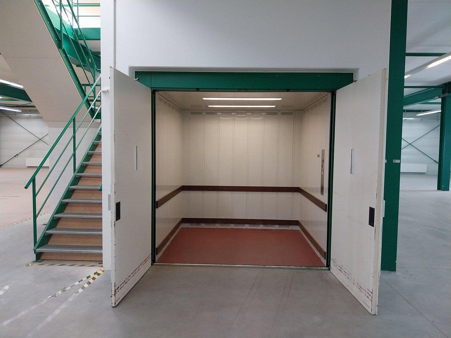 Pronájem nebytového prostoru 2.000 m², Uhlmannstrasse 42, Laupheim, Bádensko-Württembersko Pronájem nebytového prostoru 2.000 m², Uhlmannstrasse 42, Laupheim, Bádensko-Württembersko