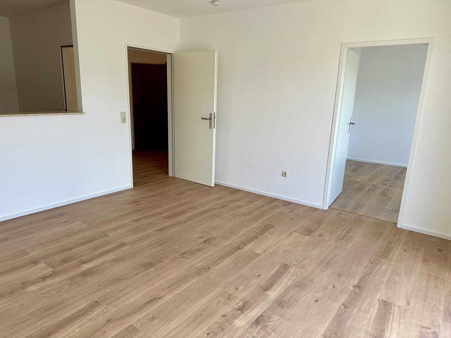 Prodej domu 1.055 m², pozemek 428 m², Frankfurt, Hessen Prodej domu 1.055 m², pozemek 428 m², Frankfurt, Hessen