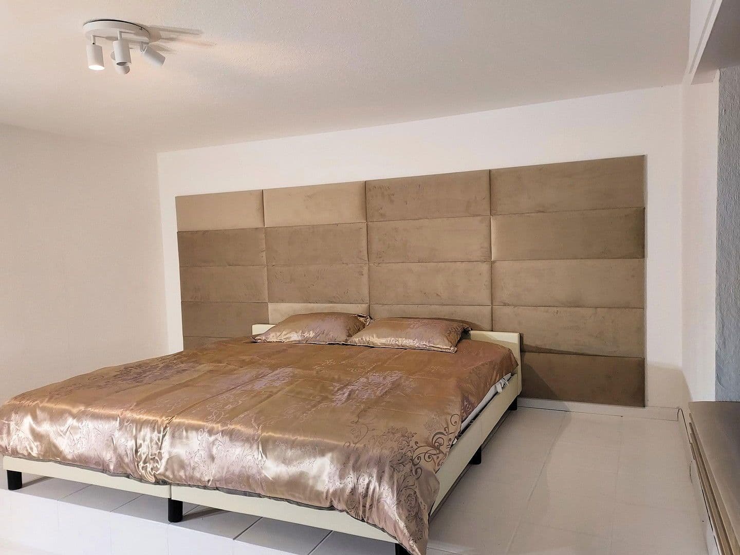 Prodej bytu 3+1 94 m², Düsseldorf, Severní Porýní-Vestfálsko Prodej bytu 3+1 94 m², Düsseldorf, Severní Porýní-Vestfálsko