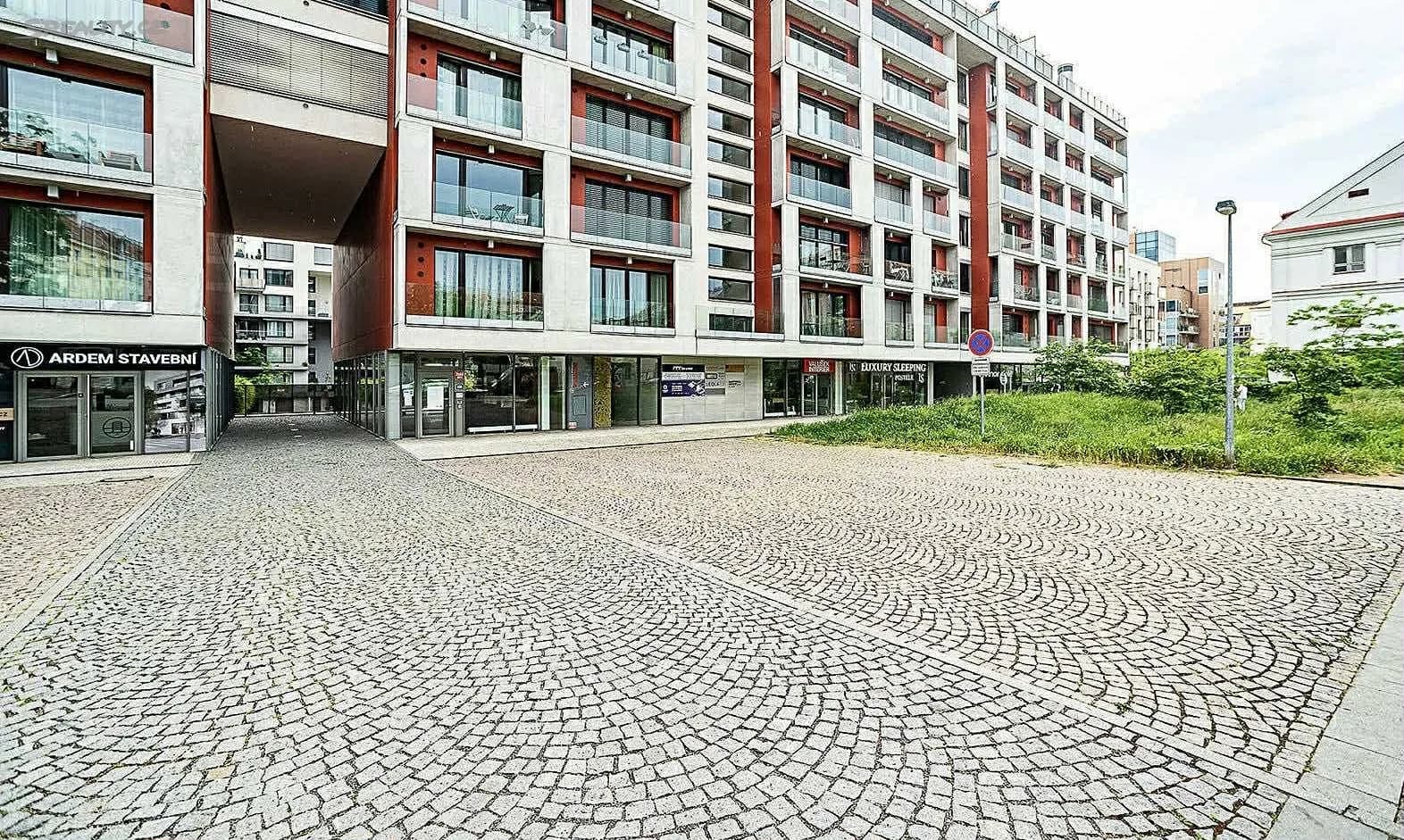 Pronájem garáže 15 m², Korunní, Praha, Praha Pronájem garáže 15 m², Korunní, Praha, Praha