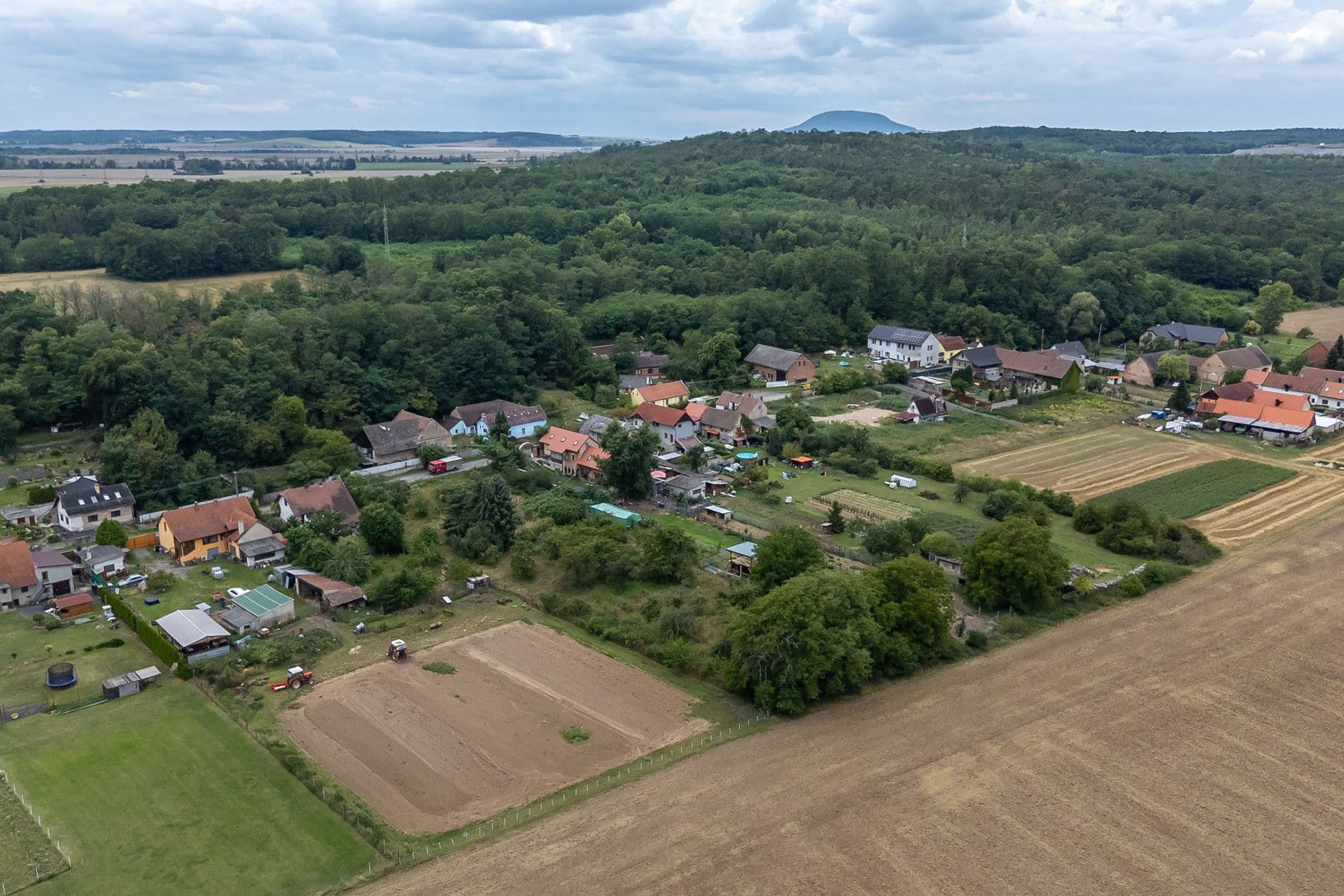 Prodej pozemku 3.823 m², Dolní Beřkovice, Středočeský kraj Prodej pozemku 3.823 m², Dolní Beřkovice, Středočeský kraj