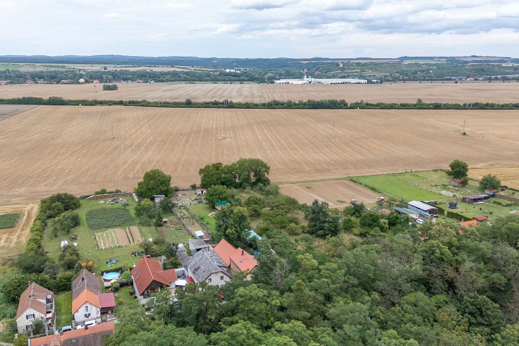 Prodej pozemku 3.823 m², Dolní Beřkovice, Středočeský kraj Prodej pozemku 3.823 m², Dolní Beřkovice, Středočeský kraj