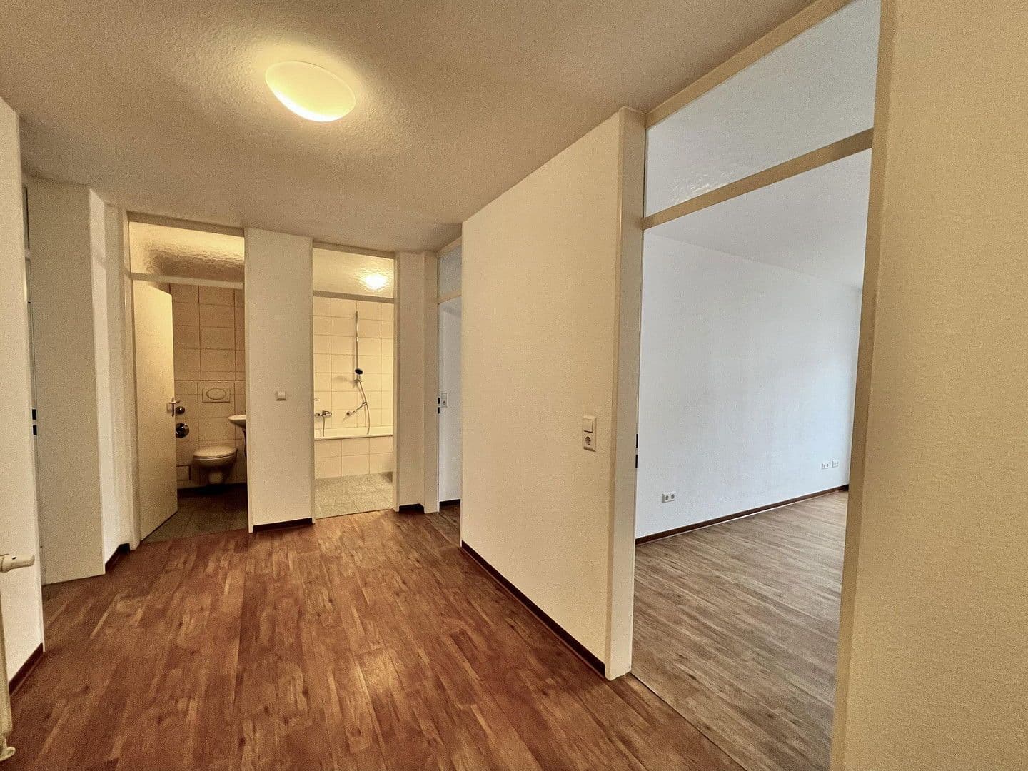 Pronájem bytu 3+1 90 m², Karlsruhe, Bádensko-Württembersko Pronájem bytu 3+1 90 m², Karlsruhe, Bádensko-Württembersko