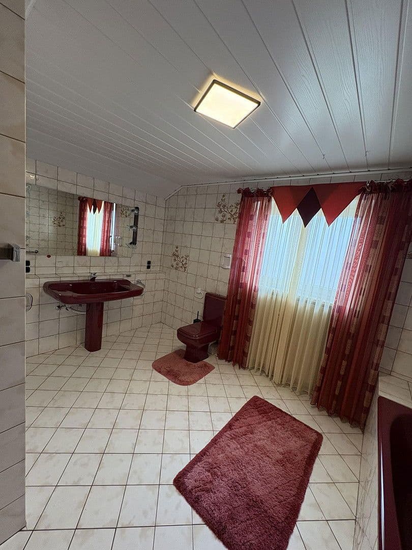 Pronájem bytu 3+1 120 m², Ermreus 28, Kunreuth, Bavorsko Pronájem bytu 3+1 120 m², Ermreus 28, Kunreuth, Bavorsko