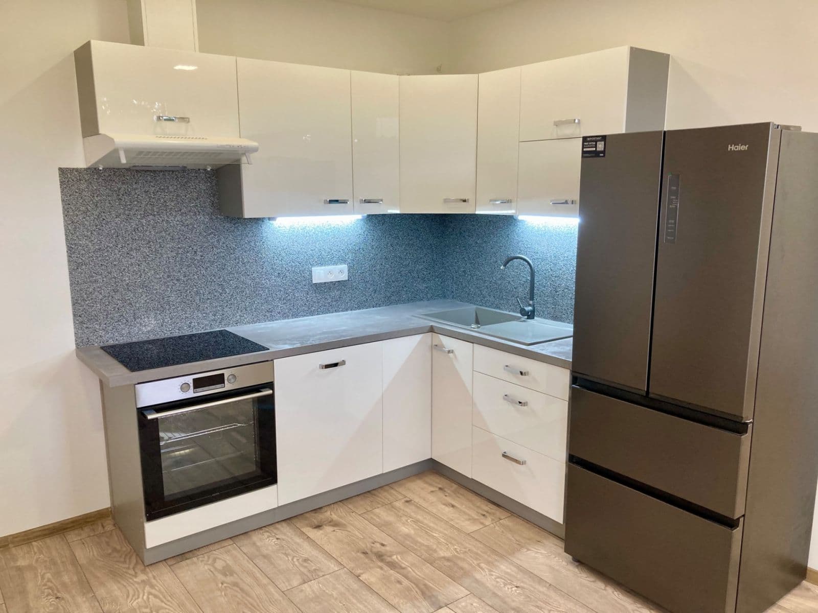 Prodej bytu 3+1 75 m², Dlouhá, Karlovy Vary, Karlovarský kraj Prodej bytu 3+1 75 m², Dlouhá, Karlovy Vary, Karlovarský kraj