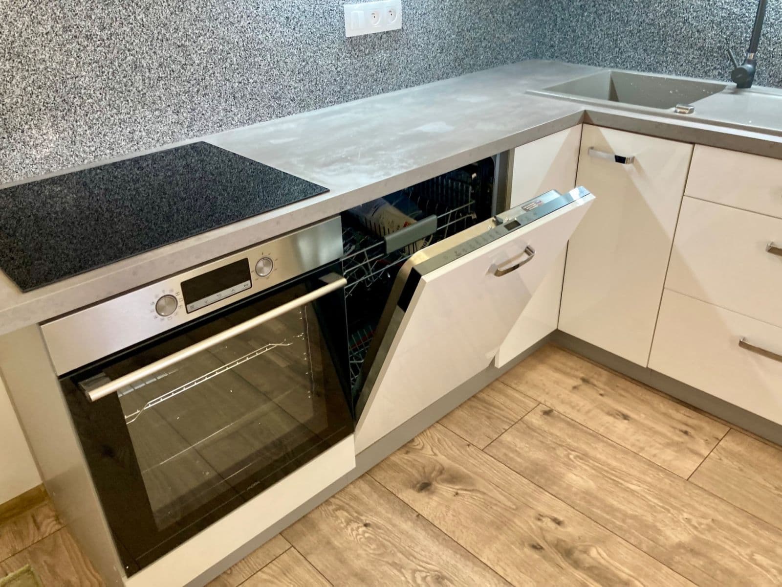 Prodej bytu 3+1 75 m², Dlouhá, Karlovy Vary, Karlovarský kraj Prodej bytu 3+1 75 m², Dlouhá, Karlovy Vary, Karlovarský kraj