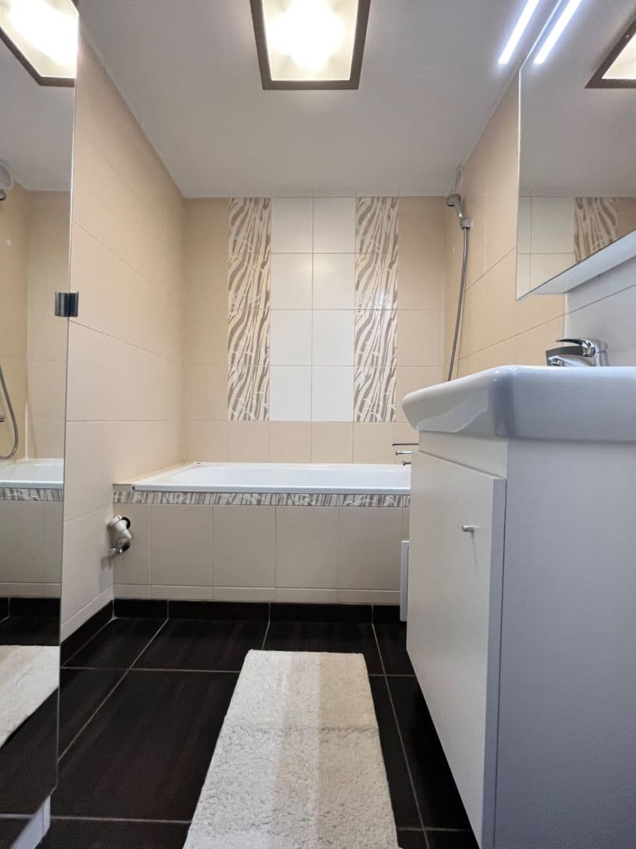 Prodej bytu 3+1 81 m², U Jezera, Praha, Praha Prodej bytu 3+1 81 m², U Jezera, Praha, Praha