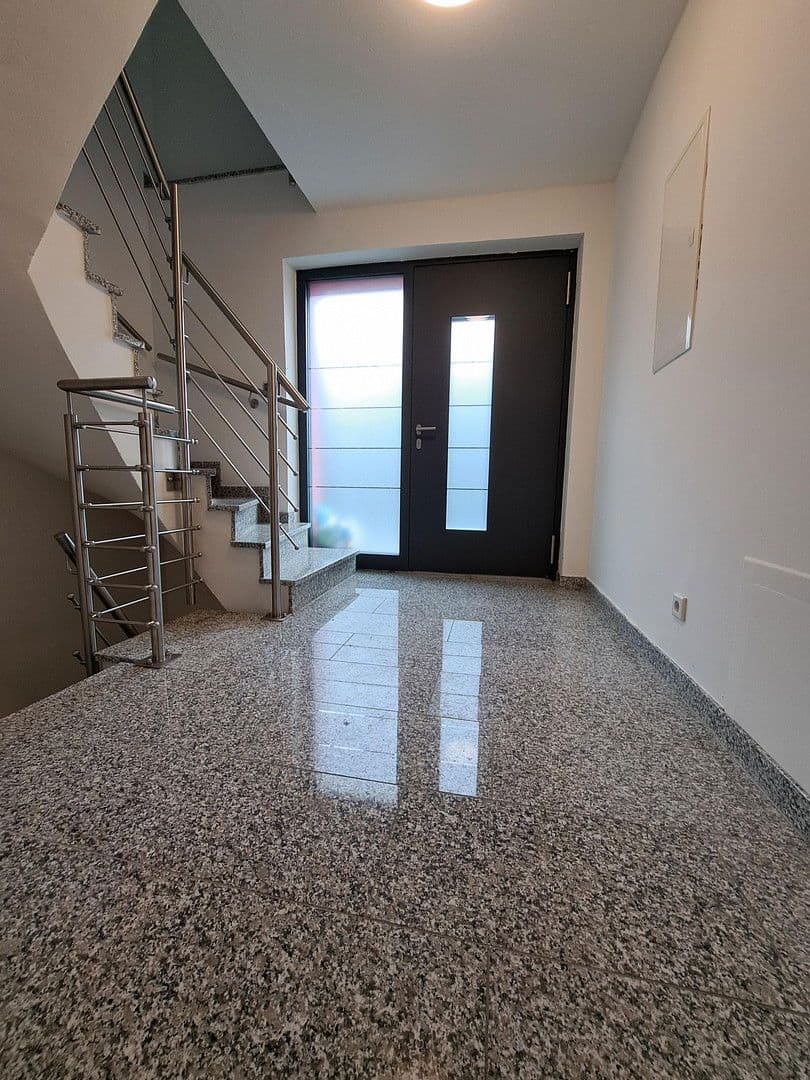 Prodej bytu 5+1 210 m², Am Steinbach 26, Burgthann, Bavorsko Prodej bytu 5+1 210 m², Am Steinbach 26, Burgthann, Bavorsko