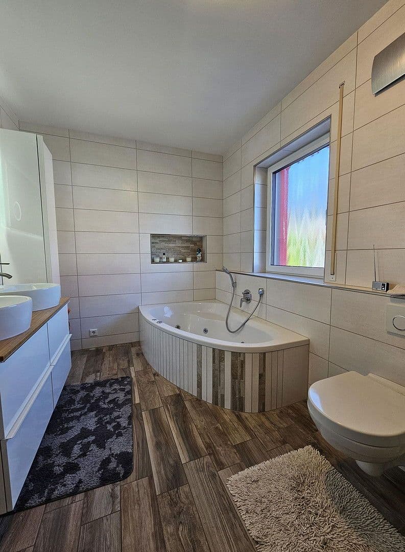 Prodej bytu 5+1 210 m², Am Steinbach 26, Burgthann, Bavorsko Prodej bytu 5+1 210 m², Am Steinbach 26, Burgthann, Bavorsko