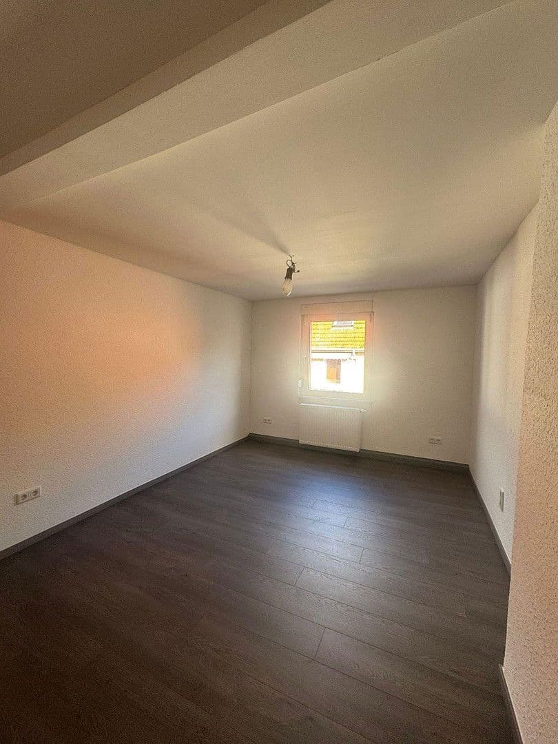 Pronájem bytu 4+1 103 m², Schlossstraße 36, Rauenberg, Bádensko-Württembersko Pronájem bytu 4+1 103 m², Schlossstraße 36, Rauenberg, Bádensko-Württembersko