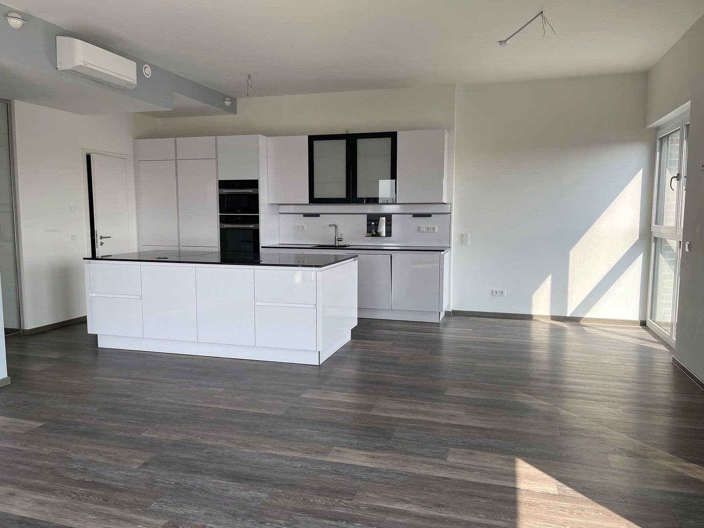 Prodej bytu 5+kk 182 m², Metrostraße 15, Düsseldorf, Severní Porýní-Vestfálsko Prodej bytu 5+kk 182 m², Metrostraße 15, Düsseldorf, Severní Porýní-Vestfálsko