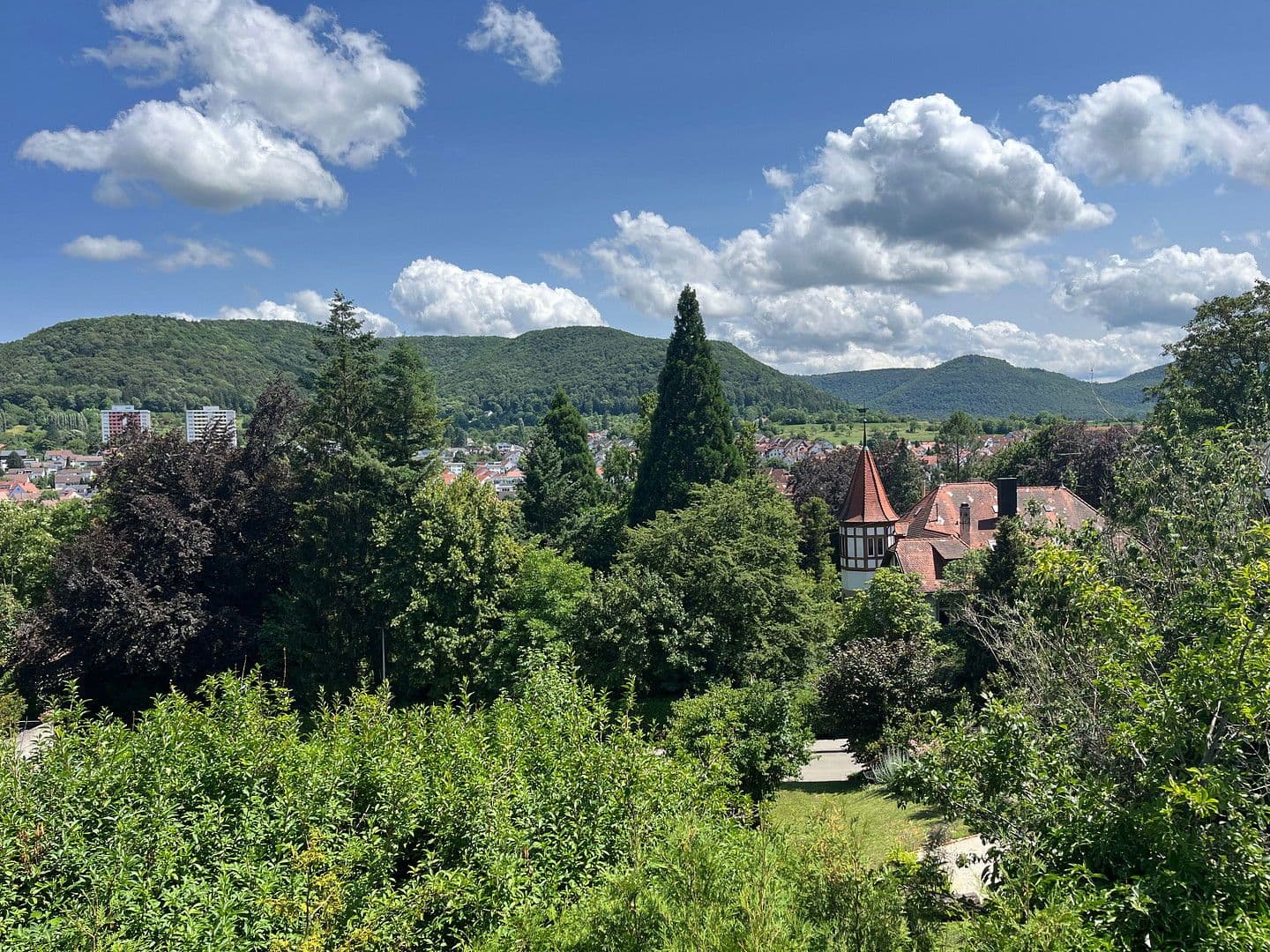 Prodej domu 230 m², pozemek 1.176 m², Markwiesenweg 26, Eningen unter Achalm, Bádensko-Württembersko Prodej domu 230 m², pozemek 1.176 m², Markwiesenweg 26, Eningen unter Achalm, Bádensko-Württembersko