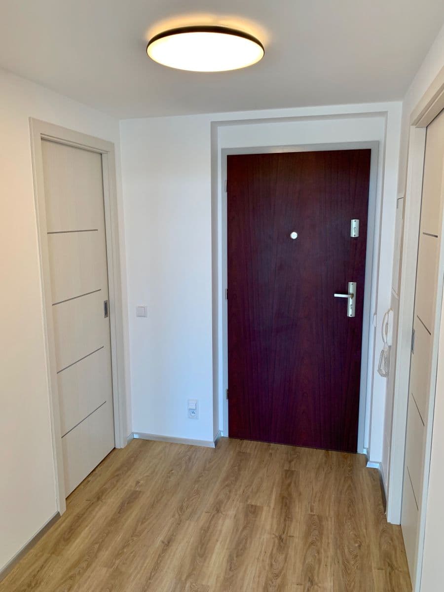 Prodej bytu 2+kk 62 m², náměstí Na Sádkách, Dolní Břežany, Středočeský kraj Prodej bytu 2+kk 62 m², náměstí Na Sádkách, Dolní Břežany, Středočeský kraj