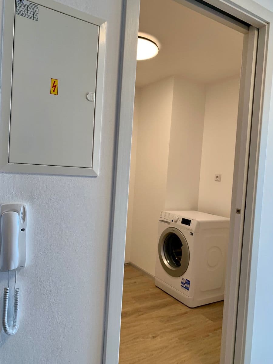 Prodej bytu 2+kk 62 m², náměstí Na Sádkách, Dolní Břežany, Středočeský kraj Prodej bytu 2+kk 62 m², náměstí Na Sádkách, Dolní Břežany, Středočeský kraj