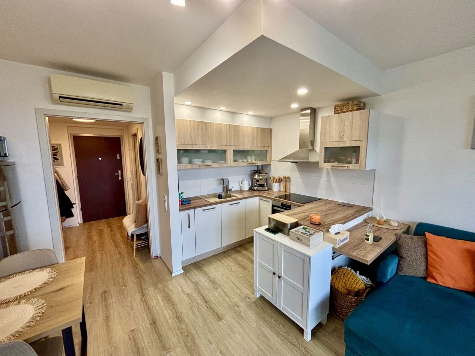 Prodej bytu 2+kk 62 m², náměstí Na Sádkách, Dolní Břežany, Středočeský kraj Prodej bytu 2+kk 62 m², náměstí Na Sádkách, Dolní Břežany, Středočeský kraj