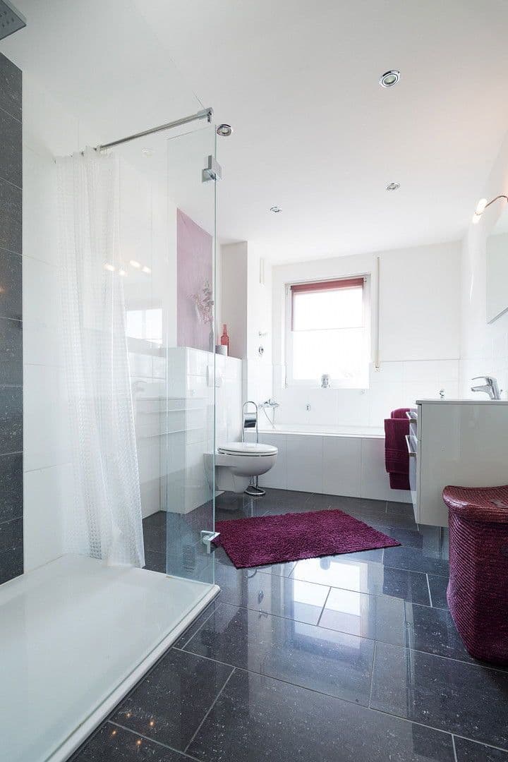 Pronájem bytu 2+1 60 m², Düsseldorf, Severní Porýní-Vestfálsko Pronájem bytu 2+1 60 m², Düsseldorf, Severní Porýní-Vestfálsko