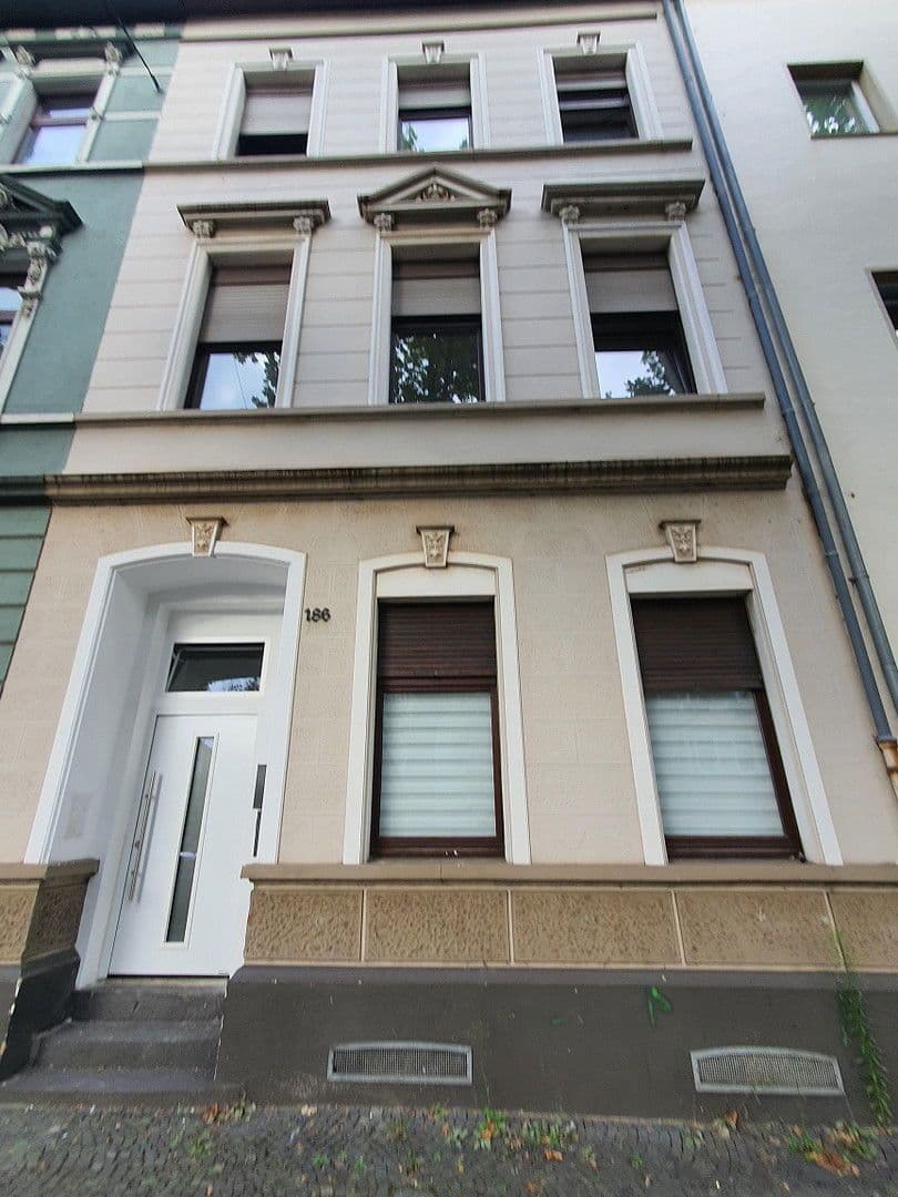 Prodej domu 315 m², pozemek 300 m², Kölnerstraße 186, Krefeld, Severní Porýní-Vestfálsko Prodej domu 315 m², pozemek 300 m², Kölnerstraße 186, Krefeld, Severní Porýní-Vestfálsko