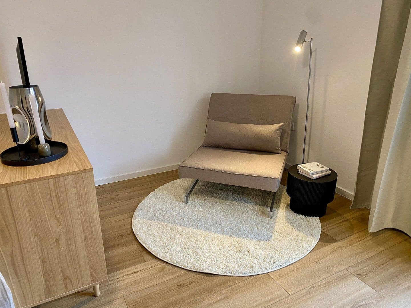 Pronájem bytu 1+1 35 m², Düsseldorf, Severní Porýní-Vestfálsko Pronájem bytu 1+1 35 m², Düsseldorf, Severní Porýní-Vestfálsko