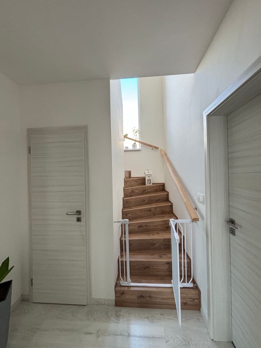 Prodej domu 137 m², pozemek 472 m², Modřínová, Zlonín, Středočeský kraj Prodej domu 137 m², pozemek 472 m², Modřínová, Zlonín, Středočeský kraj