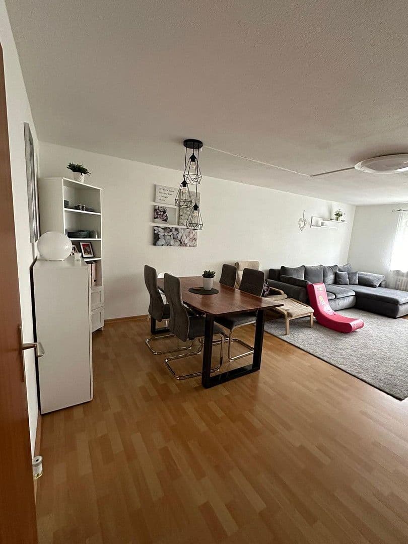 Pronájem bytu 3+1 75 m², Metterstr. 47, Sachsenheim, Bádensko-Württembersko Pronájem bytu 3+1 75 m², Metterstr. 47, Sachsenheim, Bádensko-Württembersko