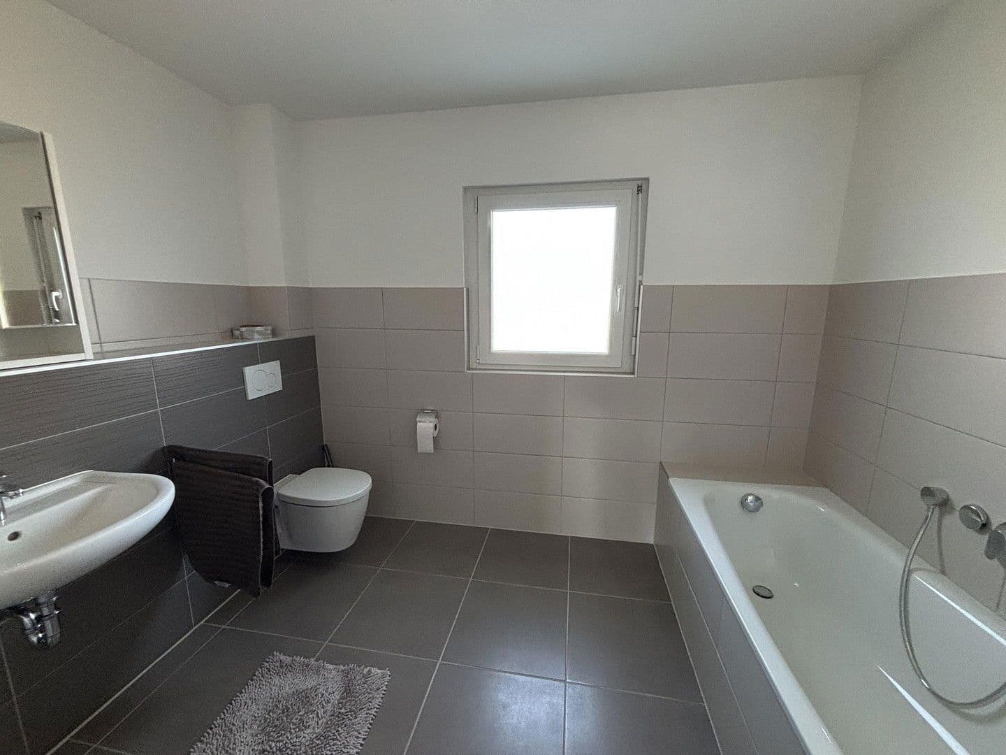 Pronájem bytu 5+1 185 m², Kieselbronner Straße 40, Pforzheim, Bádensko-Württembersko Pronájem bytu 5+1 185 m², Kieselbronner Straße 40, Pforzheim, Bádensko-Württembersko