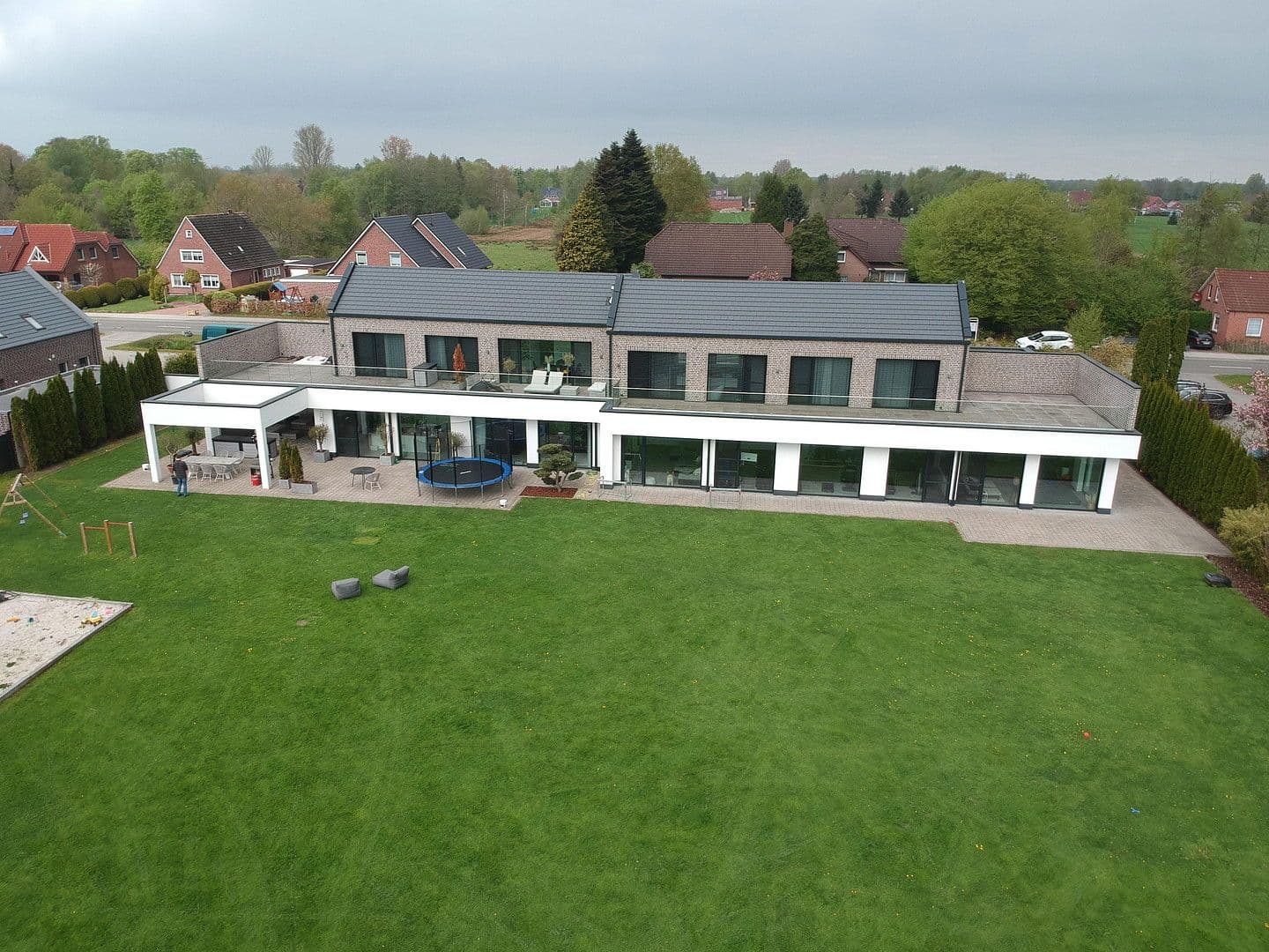 Prodej domu 680 m², pozemek 2.100 m², Moormerland, Dolní Sasko Prodej domu 680 m², pozemek 2.100 m², Moormerland, Dolní Sasko