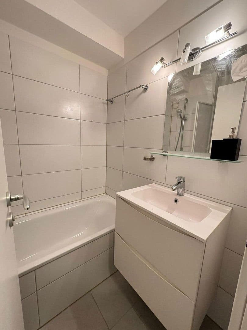 Pronájem bytu 1+1 29 m², Berg-am-Laim-Str. 95, München, Bavorsko Pronájem bytu 1+1 29 m², Berg-am-Laim-Str. 95, München, Bavorsko