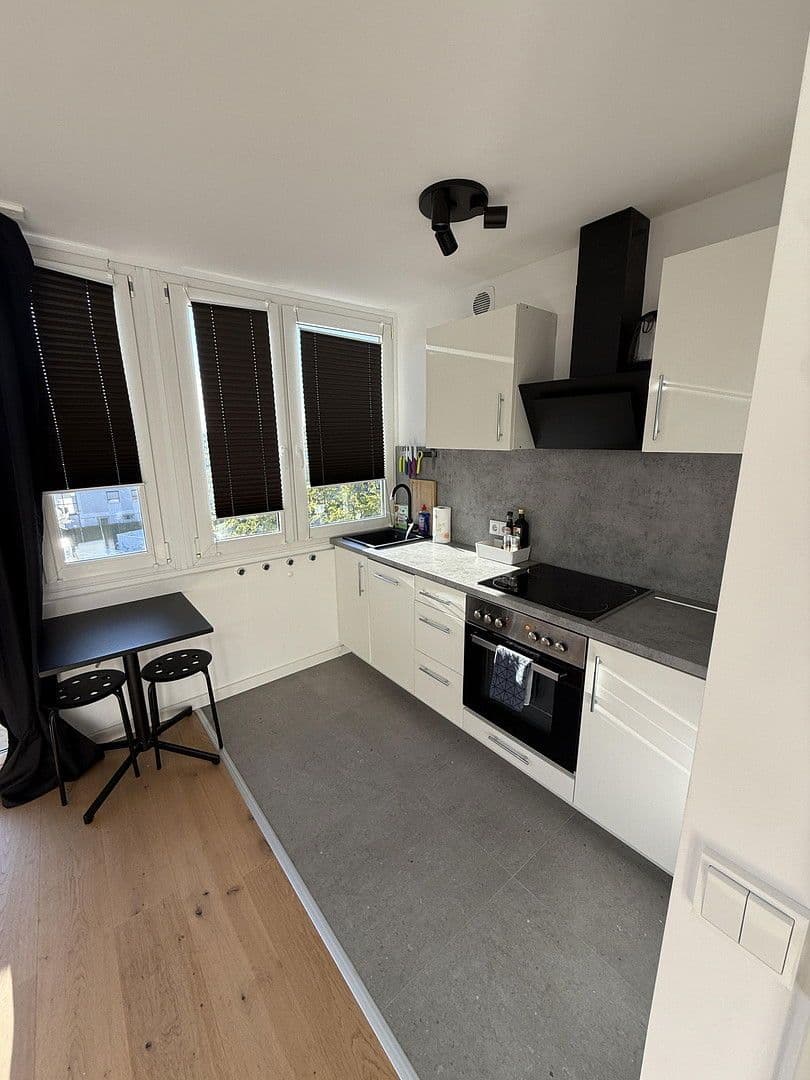 Pronájem bytu 1+1 33 m², Schleißheimer Str. 442, München, Bavorsko Pronájem bytu 1+1 33 m², Schleißheimer Str. 442, München, Bavorsko