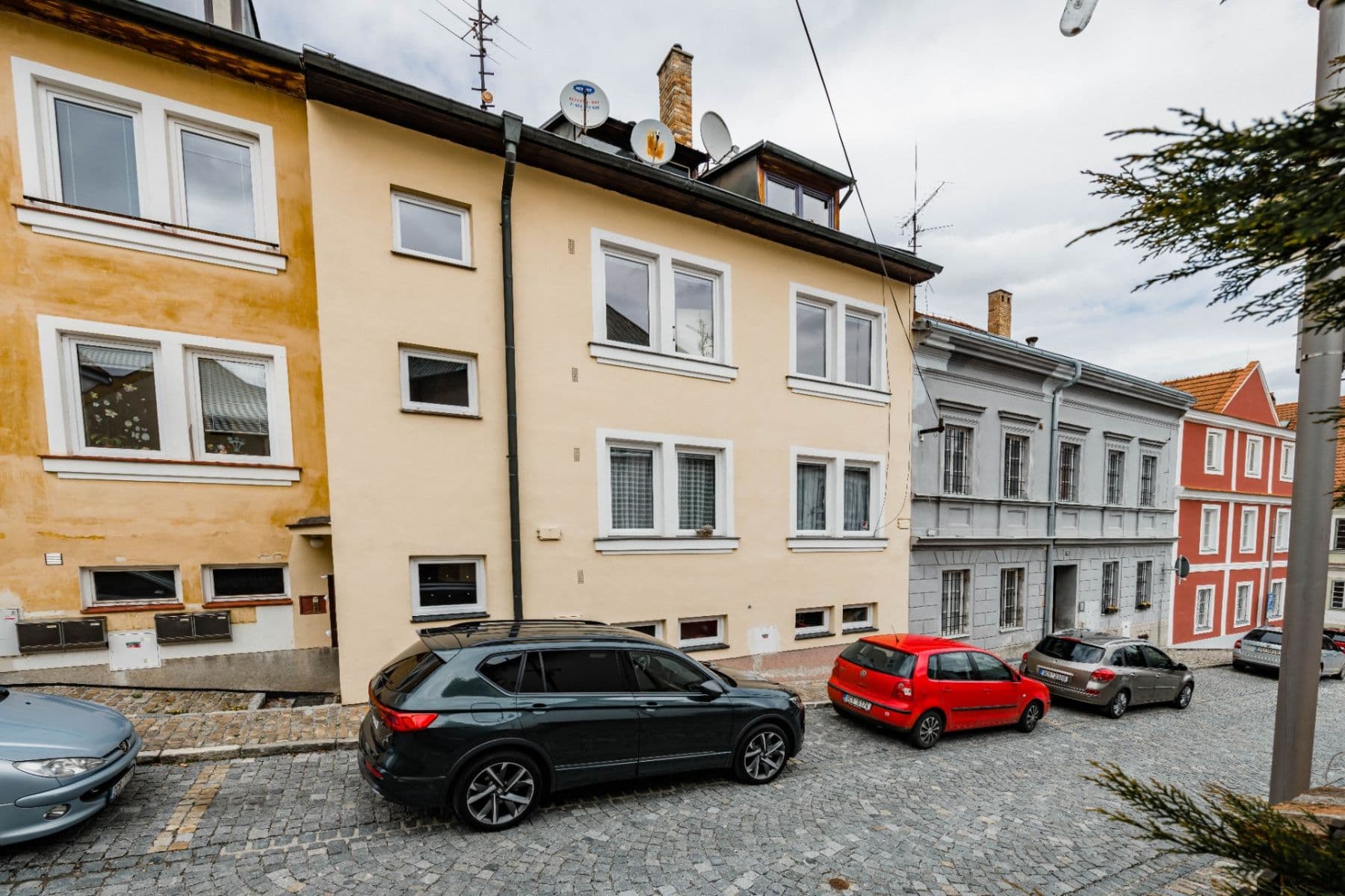 Prodej bytu 3+1 96 m², Plešivecké náměstí, Český Krumlov, Jihočeský kraj Prodej bytu 3+1 96 m², Plešivecké náměstí, Český Krumlov, Jihočeský kraj