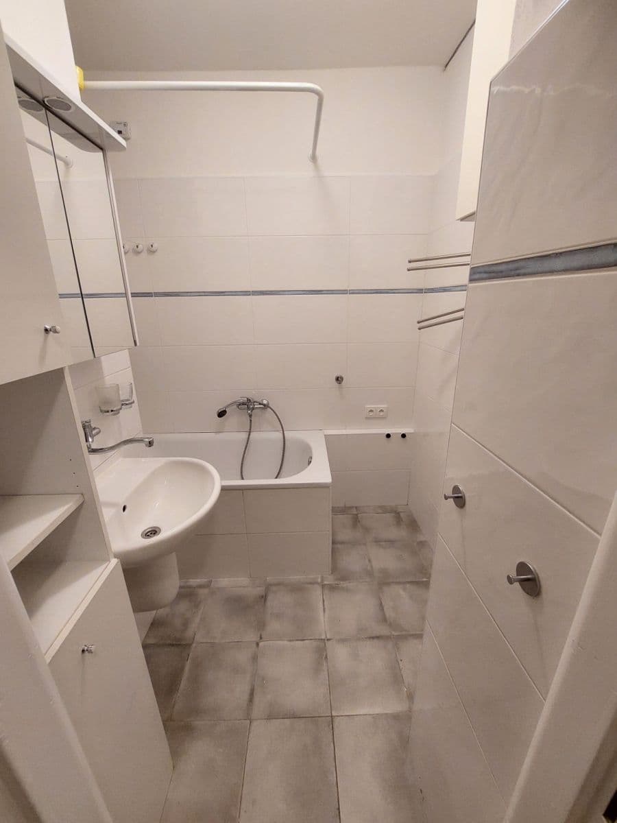 Pronájem bytu 3+1 56 m², Karenova, Praha, Praha Pronájem bytu 3+1 56 m², Karenova, Praha, Praha