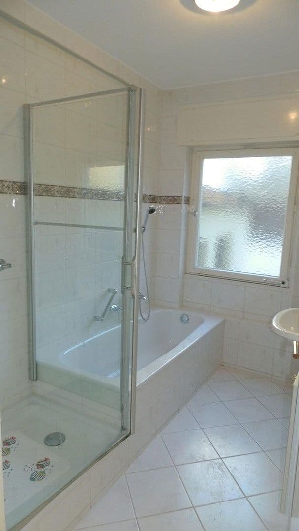 Pronájem bytu 4+1 130 m², Schwimmbadstraße 7, Bad Herrenalb, Bádensko-Württembersko Pronájem bytu 4+1 130 m², Schwimmbadstraße 7, Bad Herrenalb, Bádensko-Württembersko