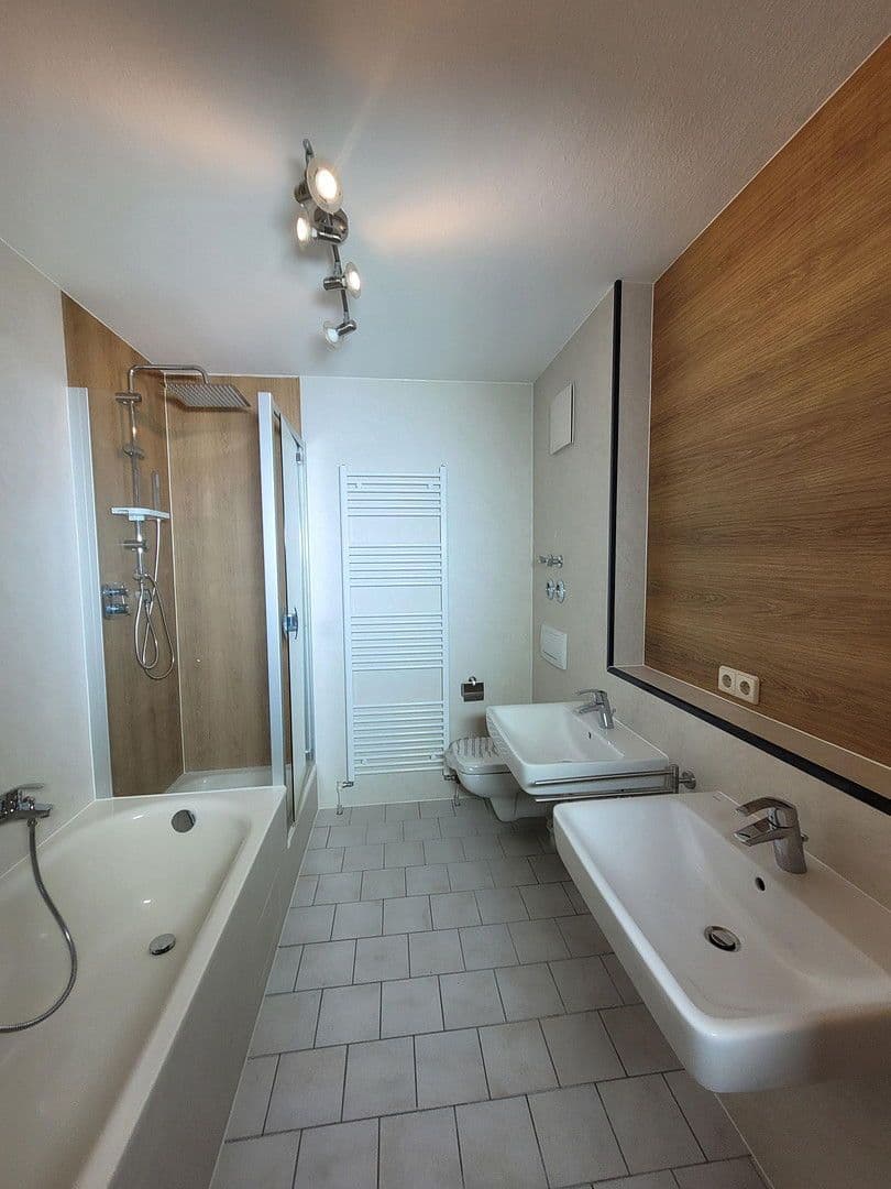 Pronájem bytu 4+1 103 m², Bahnhofstraße 48, Borna, Sasko Pronájem bytu 4+1 103 m², Bahnhofstraße 48, Borna, Sasko