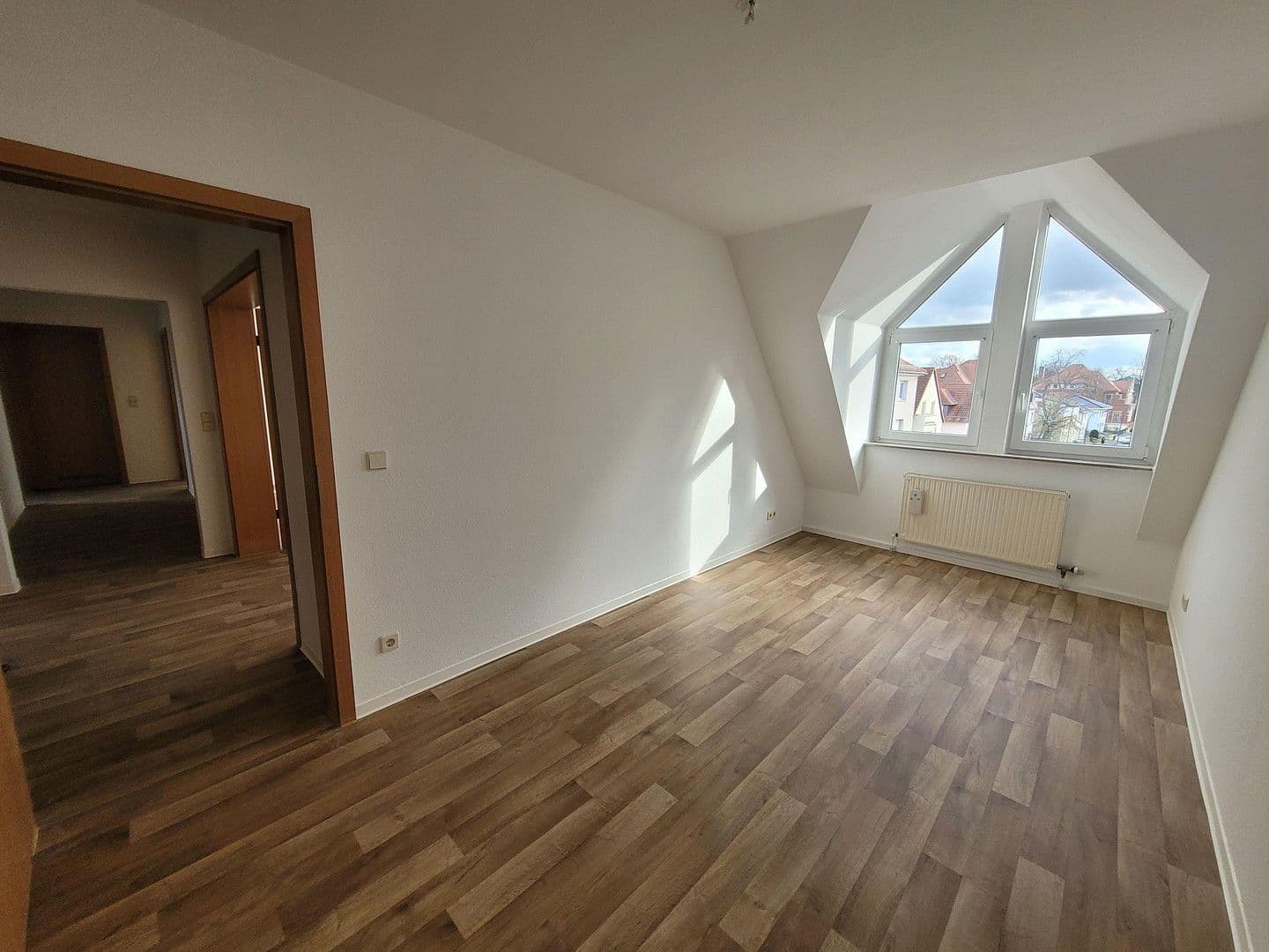 Pronájem bytu 4+1 103 m², Bahnhofstraße 48, Borna, Sasko Pronájem bytu 4+1 103 m², Bahnhofstraße 48, Borna, Sasko